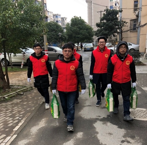 穿梭在小区楼道中的志愿者们.jpg