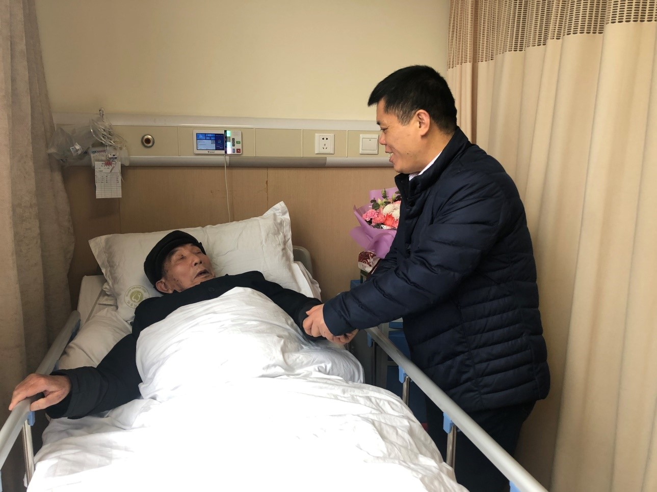 彭秋波书记慰问老同志.jpg