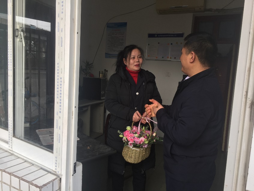 慰问先进女职工胡新凤.jpg