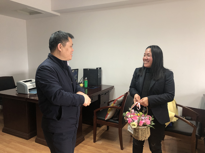 慰问先进女职工郭霞.png