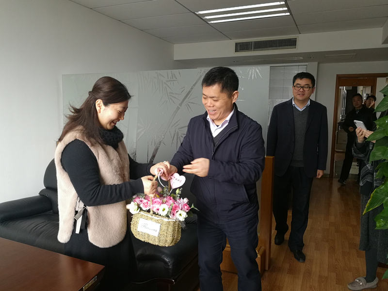 慰问先进女职工万小丽.png