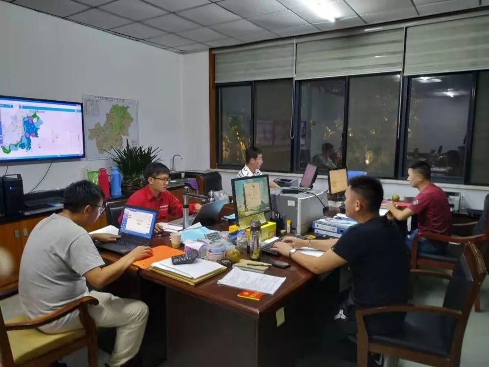 赴安吉县应急值班，随时关注险情.jpg