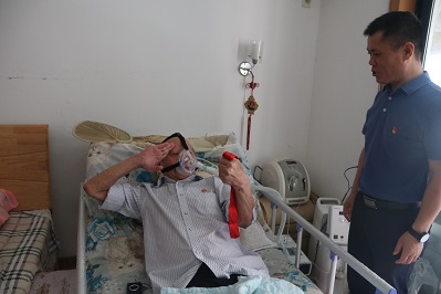 胡宗保病床上向党徽敬礼.JPG